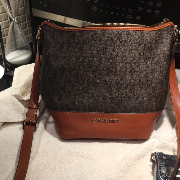 Michael Kors Handbags - Mk purse MEASURMENTS ARE. 9x10x5 FIRM PRICE